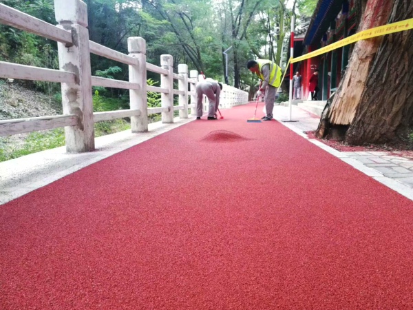 透水彩色路面制作的跑道材料通常是哪些？